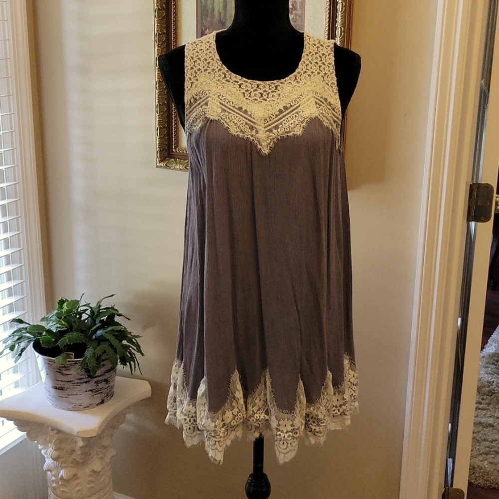 Umgee blue gray crinkle fabric with cream lace sleeveless tunic Size Small EUC …